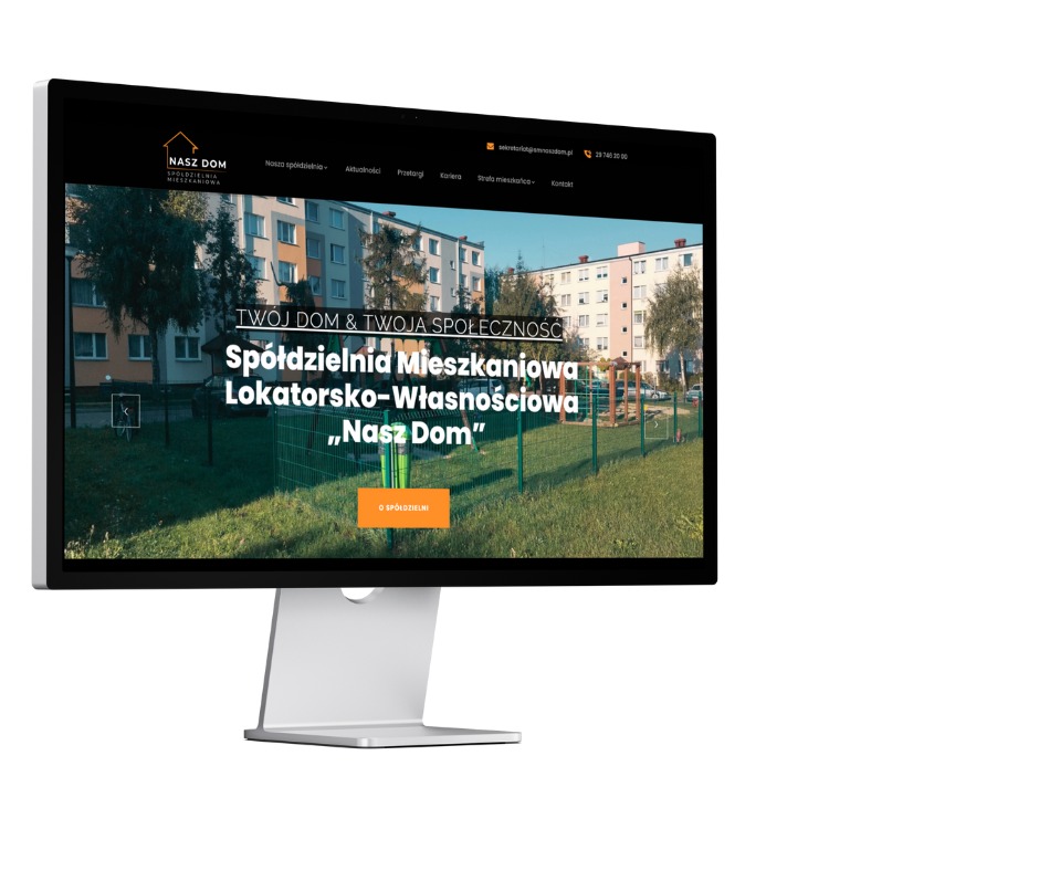 Ekran monitora wyświetlający stronę internetową spółdzielni mieszkaniowej 'Nasz Dom' z widokiem bloku mieszkalnego i placu zabaw w tle.