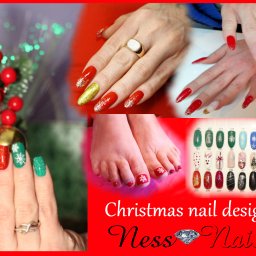 NessNails - Agata Ness - Kompozycja świątecznych stylizacji paznokci dłoni i stóp w czerwieni, zieleni i złocie, z wzorami płatków śniegu, prezentowanych obok choinki i palety kolorów.