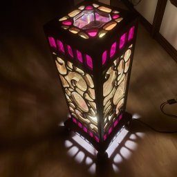 Pracuje w drewnie i szkle. Witraze, renowacje mebli, okien i drzwi, przeszklenia, lampy lustra