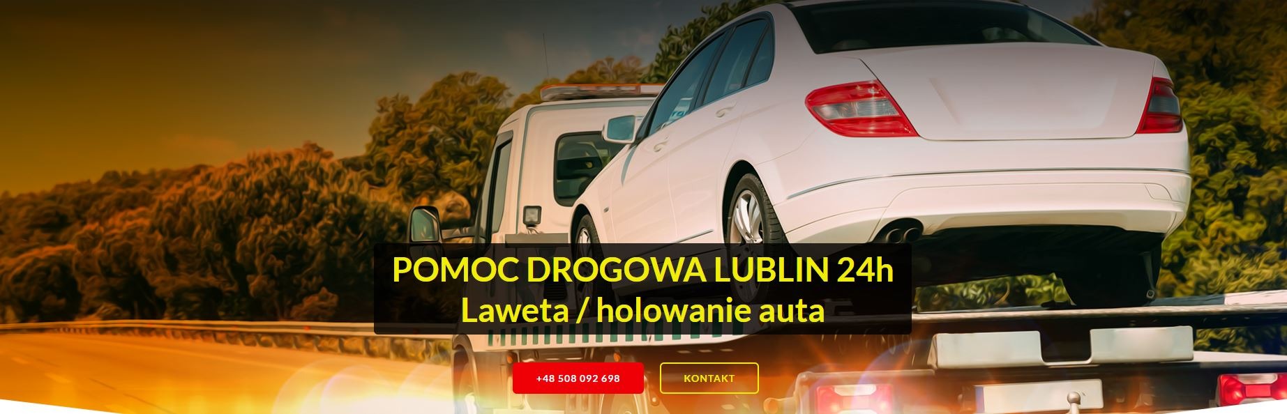 Biały samochód osobowy marki Mercedes załadowany na platformę pojazdu pomocy drogowej na tle drzew, widok z tyłu.