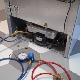 kontrola ciśnienia czynnika w układzie chłodziarko-zamrażarki