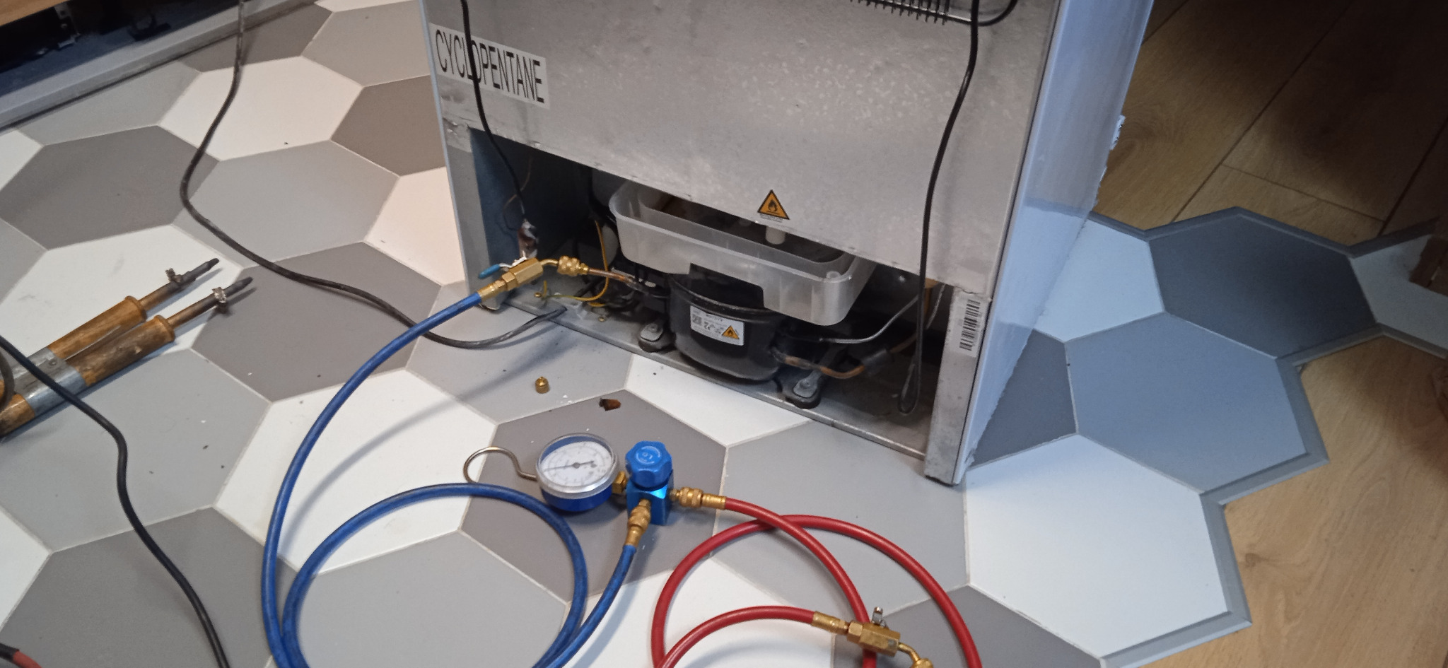 kontrola ciśnienia czynnika w układzie chłodziarko-zamrażarki