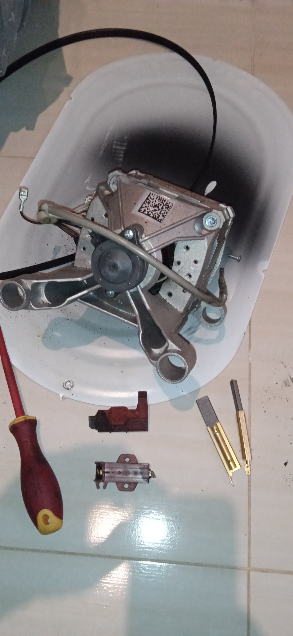 Nowe i zużyte szczotki silnika