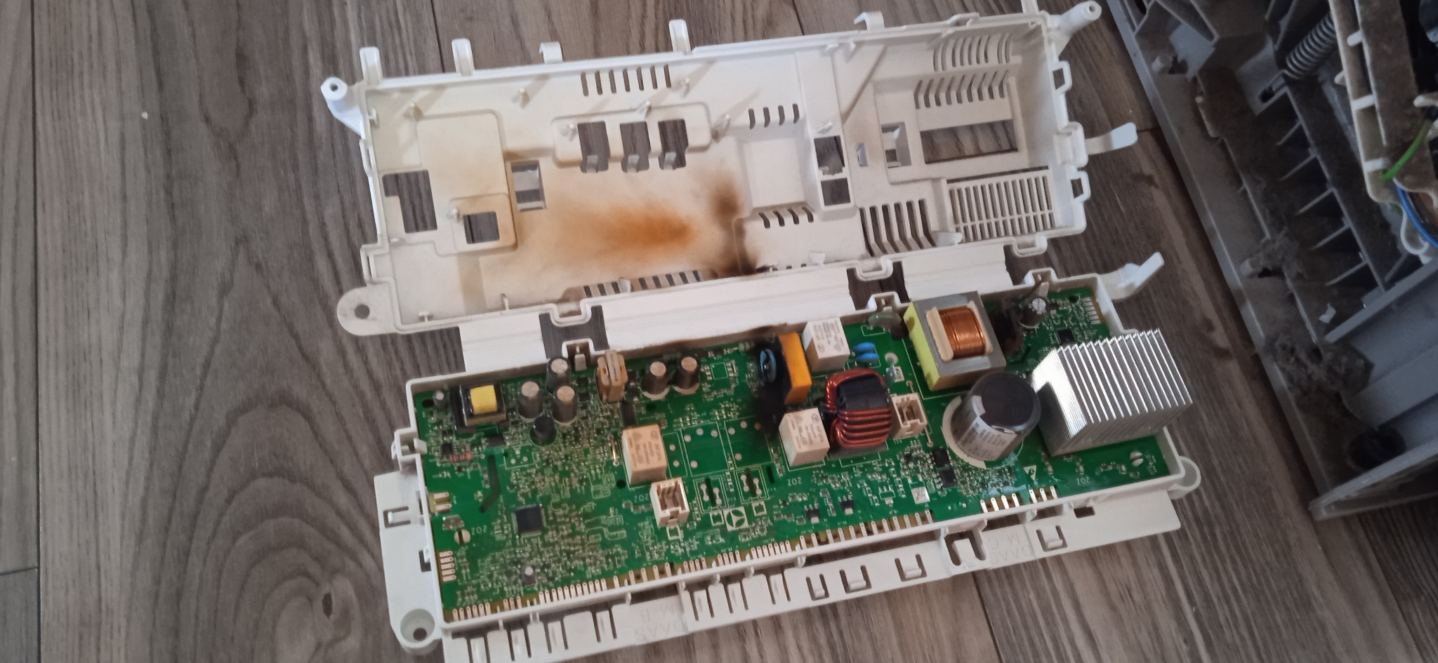 skutki przepięcia. Moduł czasem udaje się naprawić jeśli zbytnio nie wypalił się.