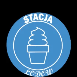 Niebieskie logo 'Stacja Lodów' z białym obrysem w kształcie lodowego deseru w wafelku na czarnym tle.