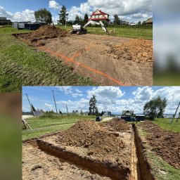 F.H.U.B. GĄSIENICA - Przygotowanie terenu pod fundamenty: widoczne pomarańczowe oznaczenia, mała biała koparka Bobcat oraz głęboki wykop zbrojony prętami, gotowy do zalania betonem. Słoneczny dzień.