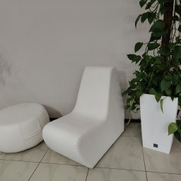 Pufy / siedziska z wysokiej jakości pianki nieodkształcalnej, poszycia rozbieralne w tkaninie lub eko skórze.