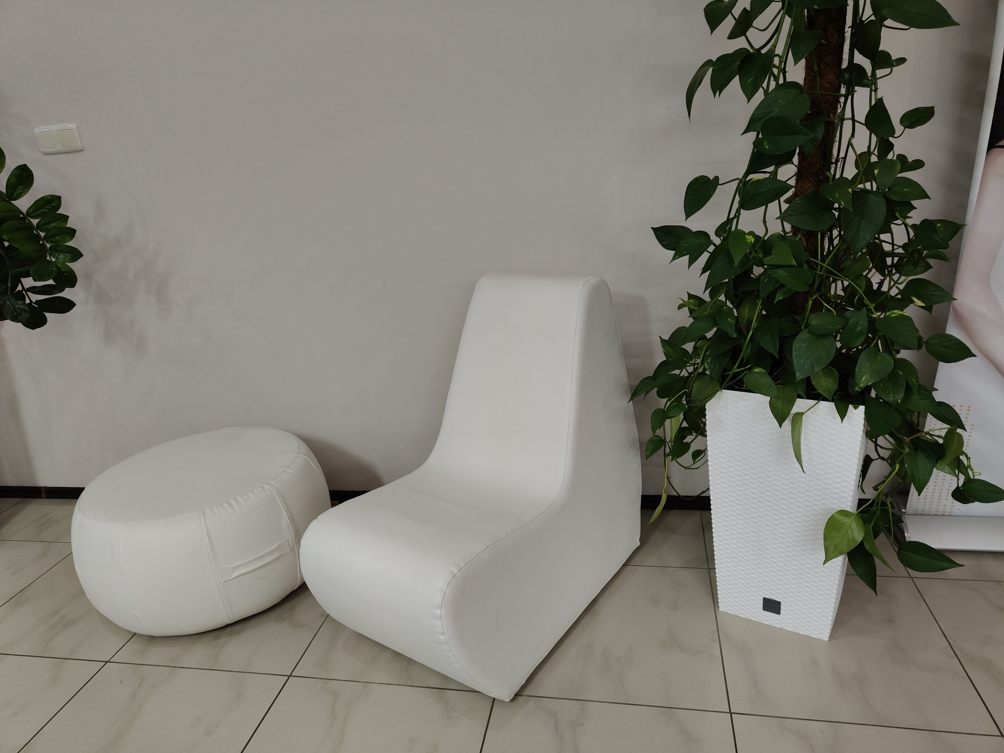 Pufy / siedziska z wysokiej jakości pianki nieodkształcalnej, poszycia rozbieralne w tkaninie lub eko skórze.