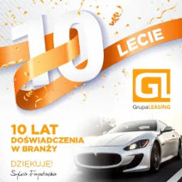 Grafika reklamowa z okazji 10-lecia firmy z logo Grupa Leasing i białym sportowym samochodem na rozmytym tle drogi.