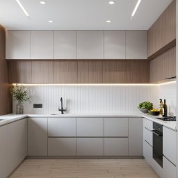 PROJEKTORNIA.COM.PL - Nowoczesna kuchnia z szarymi szafkami dolnymi i białymi górnymi, drewnianym panelem między szafkami, pionowymi białymi płytkami na ścianie, czarną baterią i drewnianą podłogą.