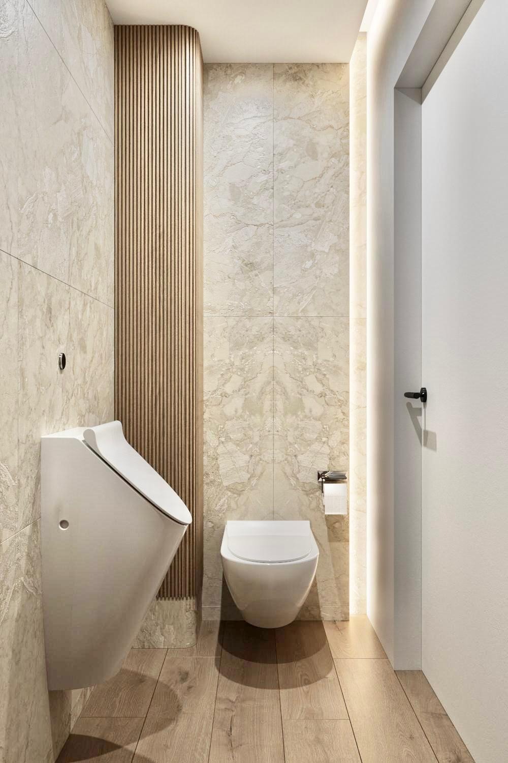 Nowoczesna łazienka z wiszącą toaletą i bidetem, marmurowe płytki na ścianach, drewniane panele dekoracyjne, podświetlenie LED wzdłuż ściany, jasna drewniana podłoga.