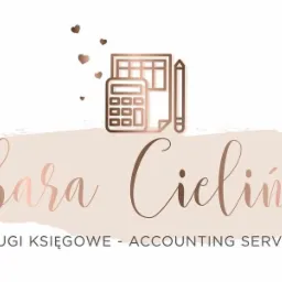 Eleganckie logo firmy świadczącej usługi księgowe, z motywem kalkulatora, ołówka i serc w odcieniach różowego złota, nazwa firmy pisana ozdobną czcionką.