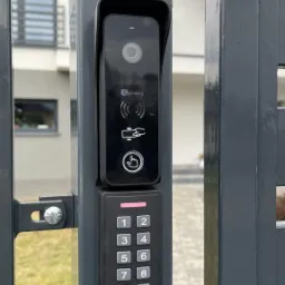 Montaż wideodomofonu i szyfratorem. Możliwość zdalnej rozmowy i otwarcia furtki ze smartfona