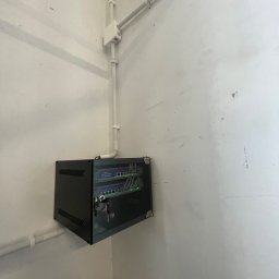 Rozbudowa instalacji o kilka gniazd komputerowych i kilka kamer z zastosowaniem szafy rack 10”