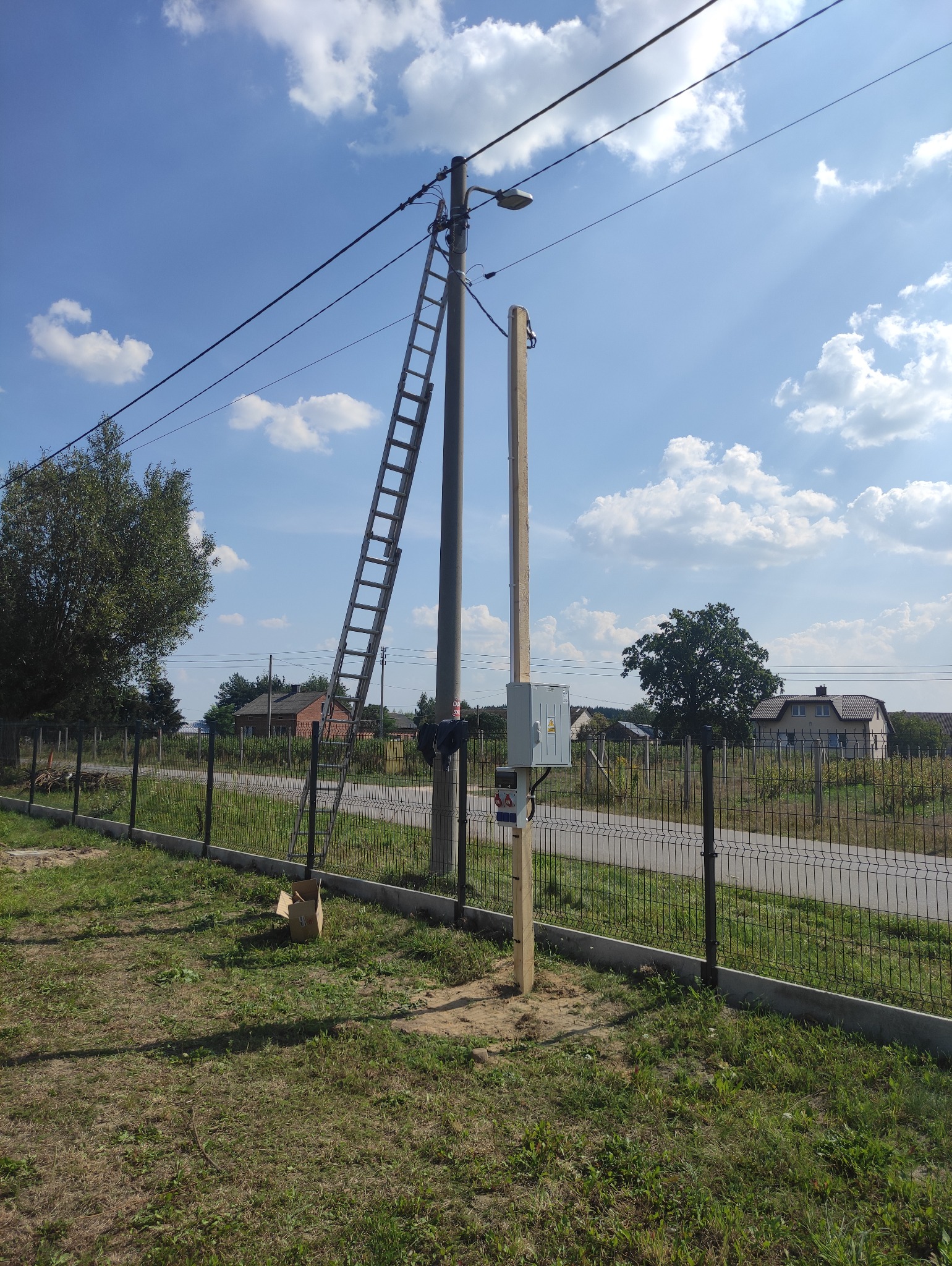 Wykonujemy przyłącza energetyczne w ziemi ale również napowietrznie.