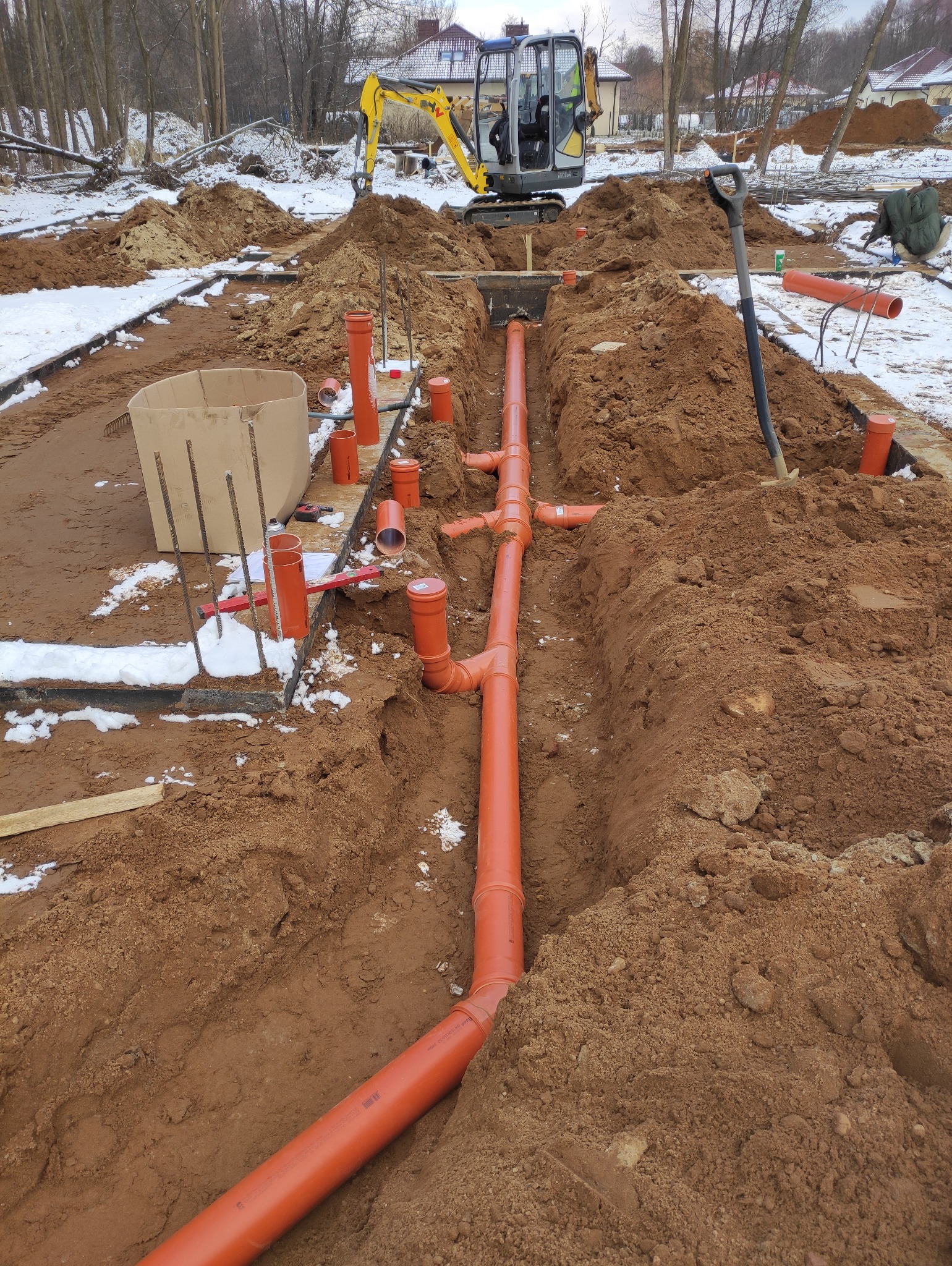 Rozkładamy również kanalizację w fundamentach.