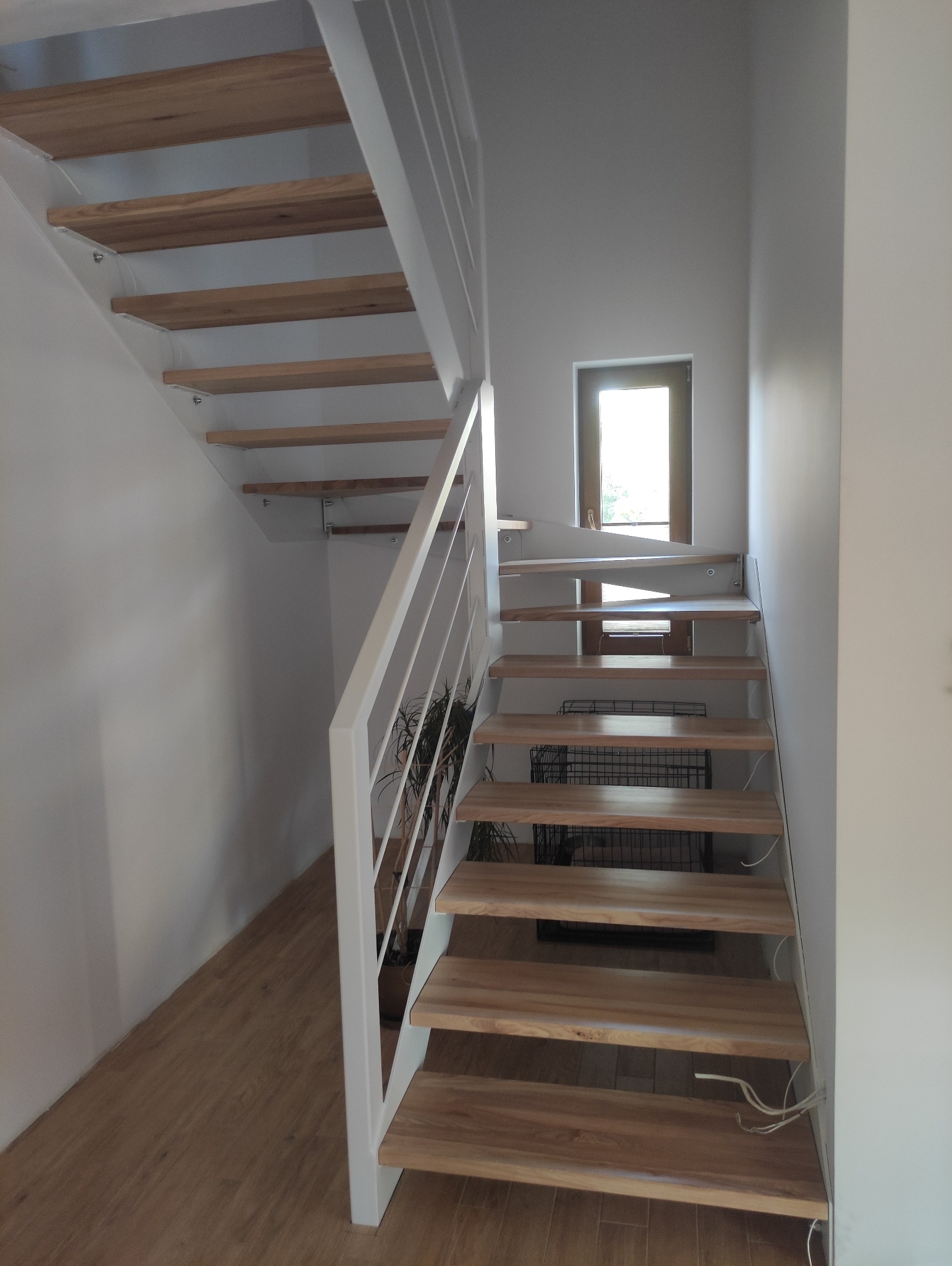 Wykonanie i montaż schodów samonośnych zabiegowych.