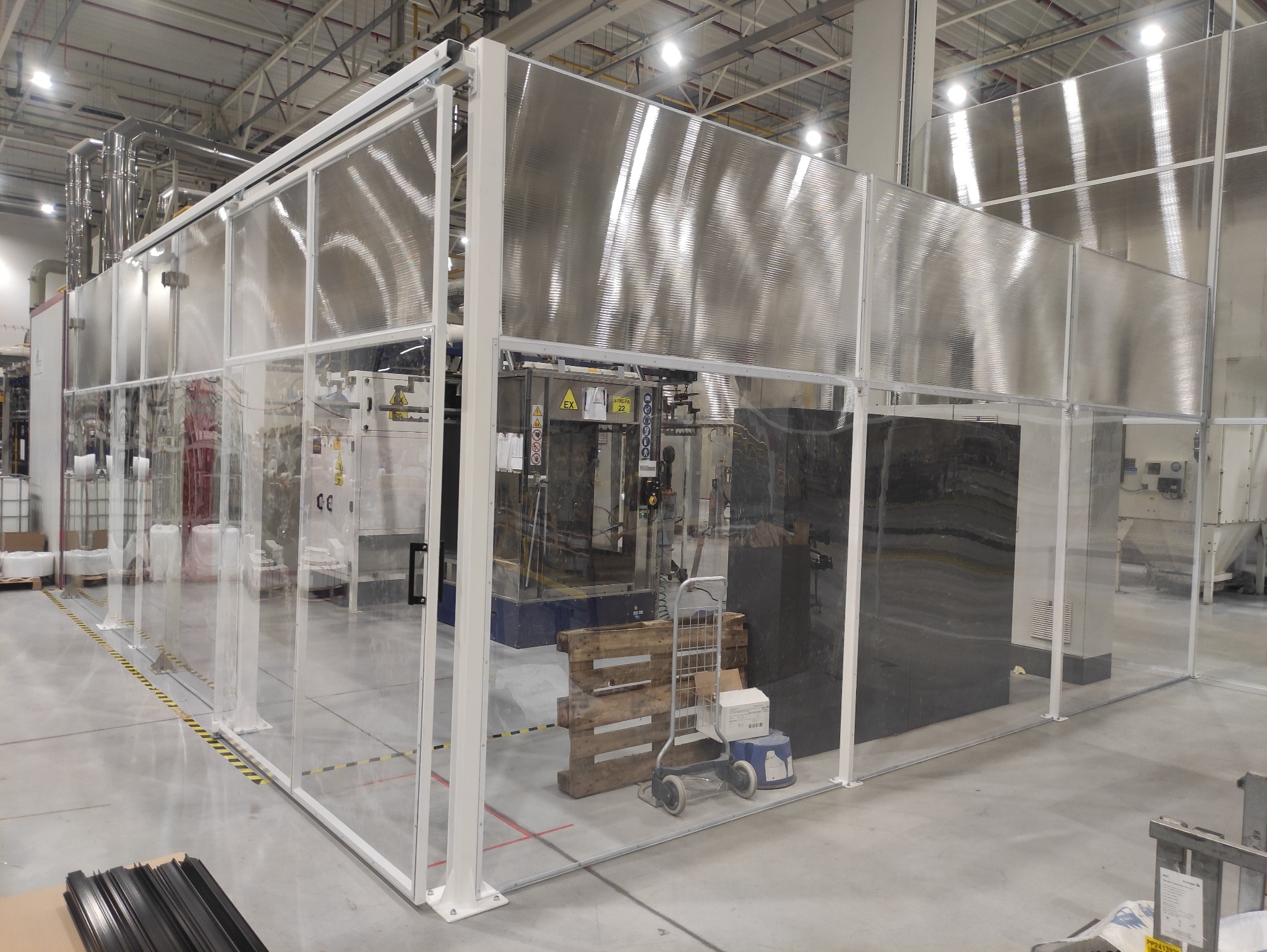 Konstrukcja i montaż zabudowy z brama przesuwną + poliwęglan lity i komórkowy.