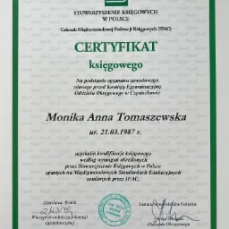 Skan certyfikatu księgowego wydanego przez Stowarzyszenie Księgowych w Polsce dla Moniki Anny Tomaszewskiej, datowany na 7 grudnia 2011 roku, z podpisami Zdzisławy Wołek i Joanny...