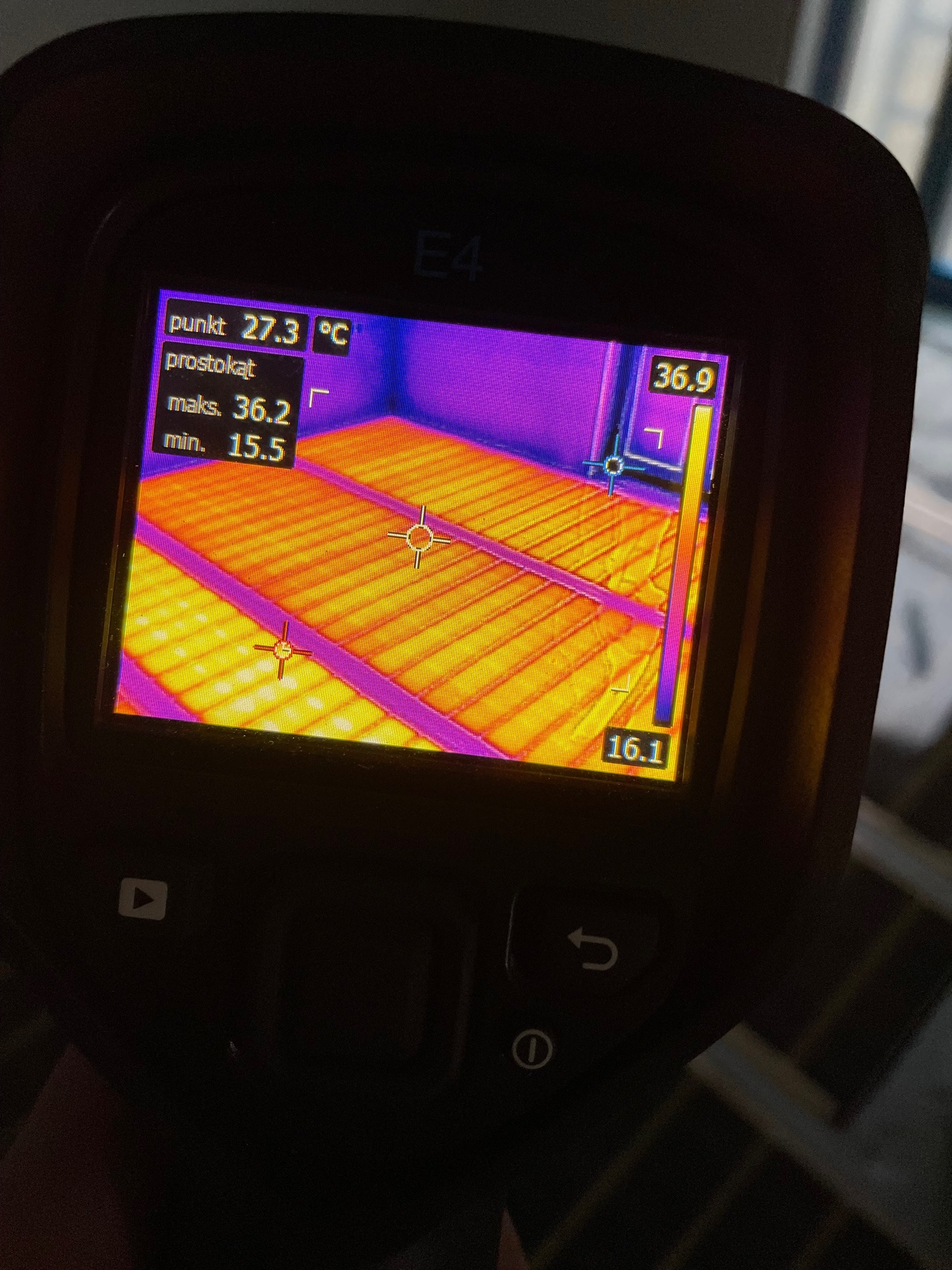 Termowizja paneli podłogowych, wskazująca różnice temperatur, z zaznaczonymi punktami pomiarowymi i wartościami minimalnymi oraz maksymalnymi.