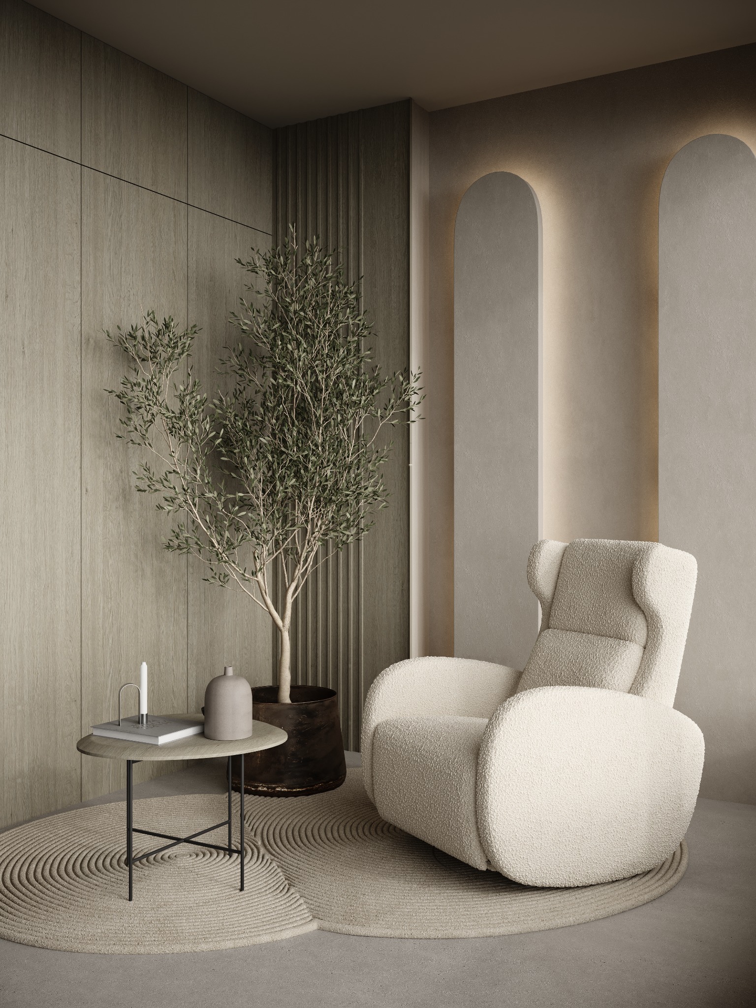 Kremowy fotel typu uszak z tapicerką boucle w minimalistycznym wnętrzu z drewnianymi panelami, dekoracyjnymi niszami z podświetleniem i drzewkiem oliwnym na okrągłym dywanie.