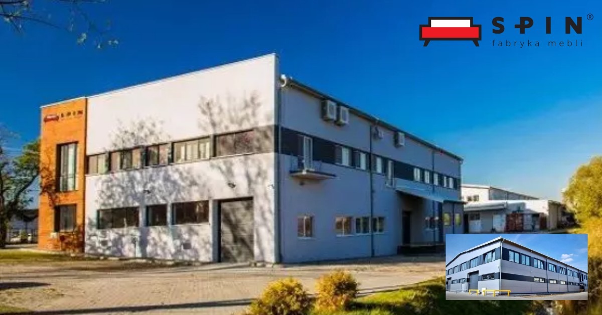Dwupiętrowy budynek fabryki mebli z logo firmy na fasadzie w słoneczny dzień.