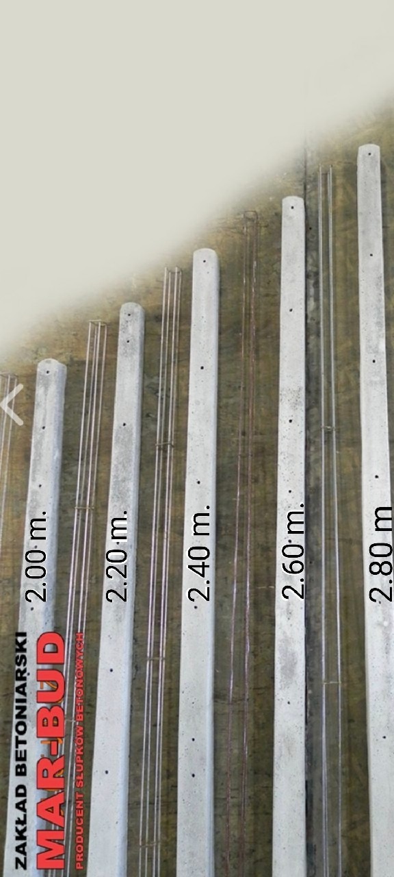 Betonowe słupki ogrodzeniowe o różnych długościach (2.00m - 2.80m) z widocznym zbrojeniem, prezentowane przez producenta MAR-BUD.