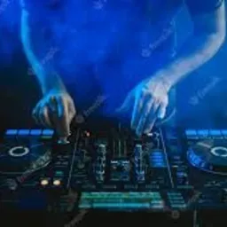 DJ miksujący muzykę na profesjonalnym kontrolerze DJ-skim, oświetlonym niebieskim światłem i otoczonym dymem scenicznym.