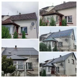 Montaż nowego, grafitowego dachu z blachodachówki na domu jednorodzinnym, widoczne rusztowania i etapy wymiany pokrycia.