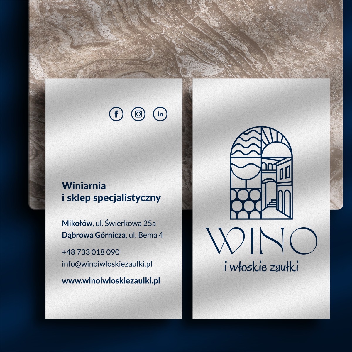 Dwie wizytówki winiarni i sklepu specjalistycznego z adresem, numerem telefonu, adresem e-mail i stroną internetową, obok logo winiarni.