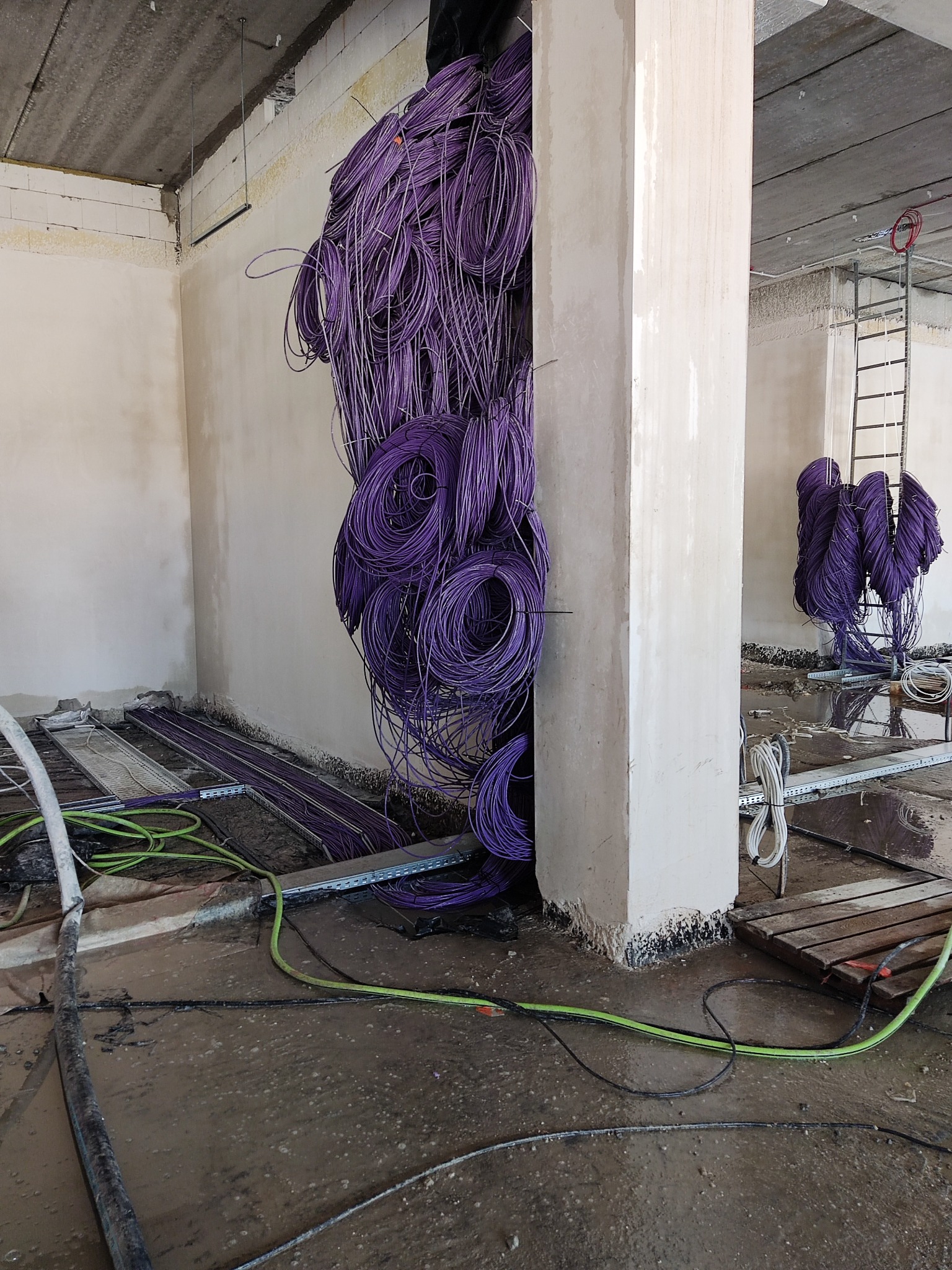 Wykonanie instalacji nisko prądowych w zakładzie przemysłowym w Kędzierzynie Koźlu.