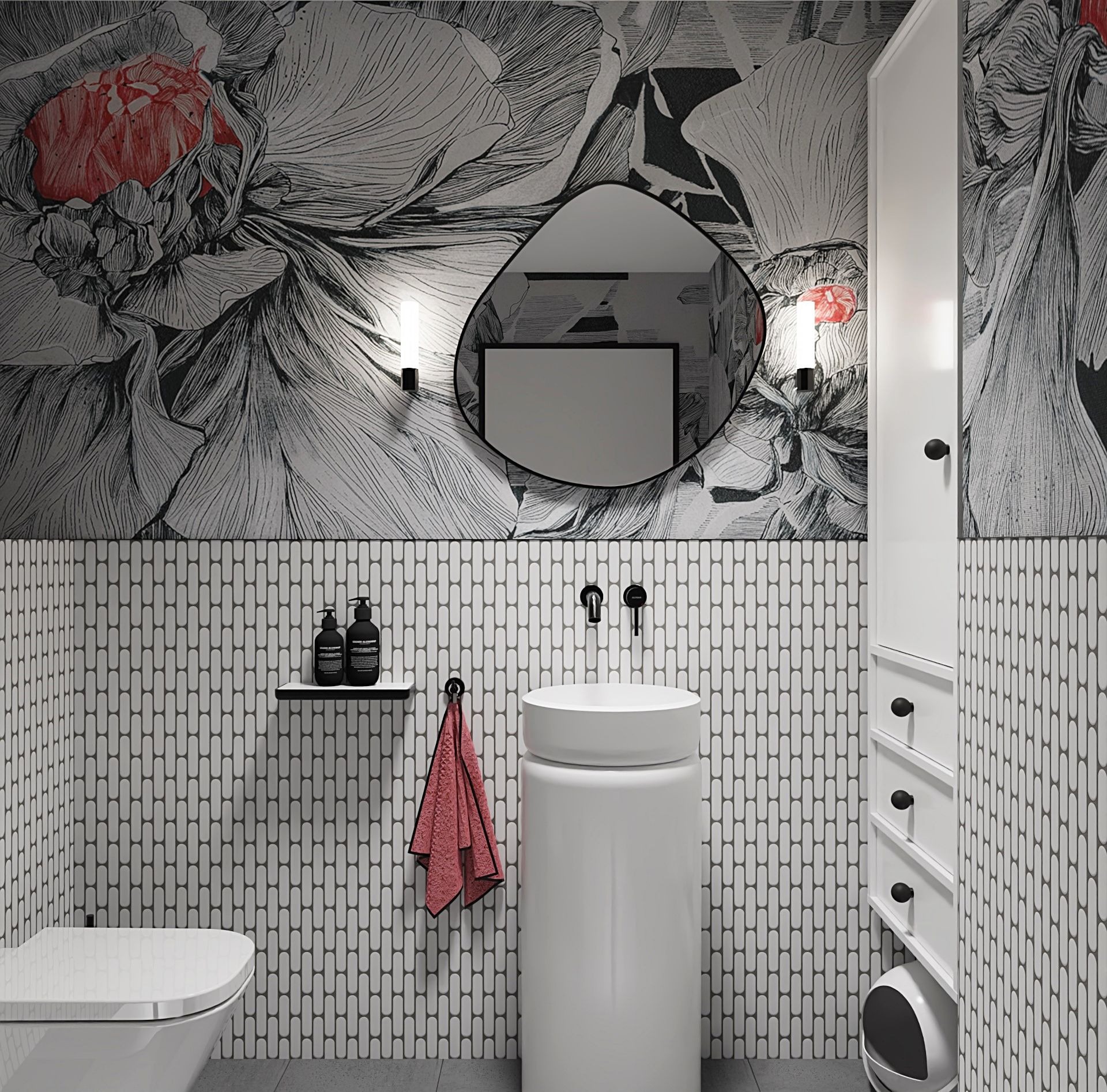 Nowoczesna łazienka z umywalką kolumnową, czarnym lustrem o nieregularnym kształcie i tapetą w kwiaty z czerwonym akcentem, uzupełniona o białą szafkę z szufladami i dekoracyjną półką na kosmetyki.