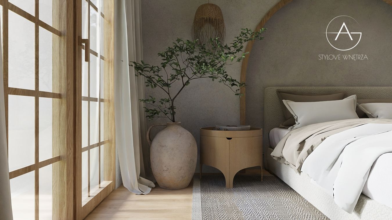 Jasna sypialnia w stylu minimalistycznym z dużym oknem, beżową zasłoną, łóżkiem z jasną pościelą, stolikiem nocnym z rośliną w wazonie i logo firmy na ścianie.