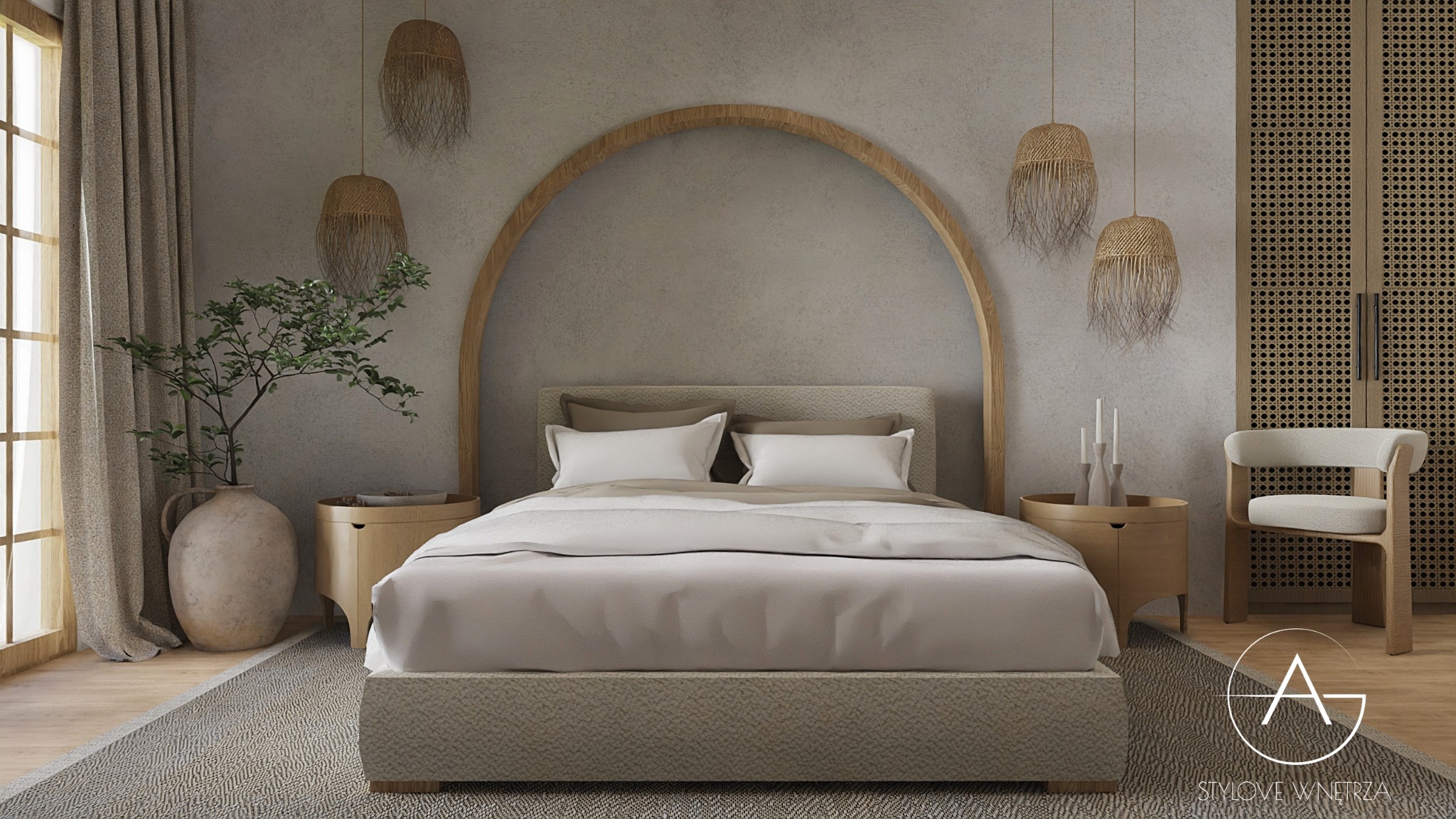 Jasna sypialnia w stylu boho z łukowym wezgłowiem, rattanowymi lampami i rośliną w glinianym wazonie, uzupełniona o szafki nocne z jasnego drewna i krzesło z plecionką wiedeńską.