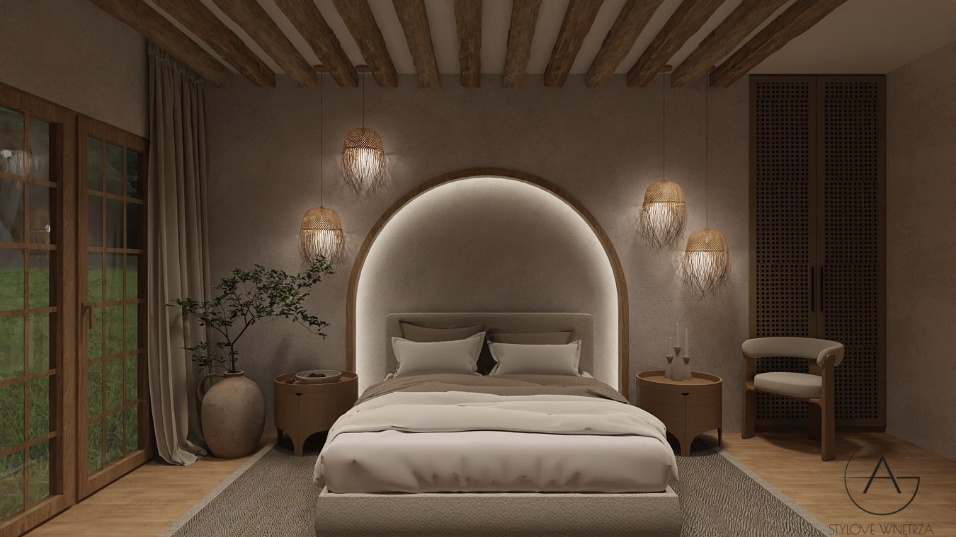 Neutralna sypialnia z łóżkiem, oświetlona wiszącymi lampami z rafii, z drewnianym sufitem i rośliną w wazonie obok okna.
