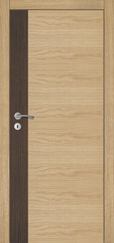 Beżowe drzwi wewnętrzne z drewnopodobnym wzorem, pionowy ciemnobrązowy pas po lewej stronie, srebrna klamka i zamek.