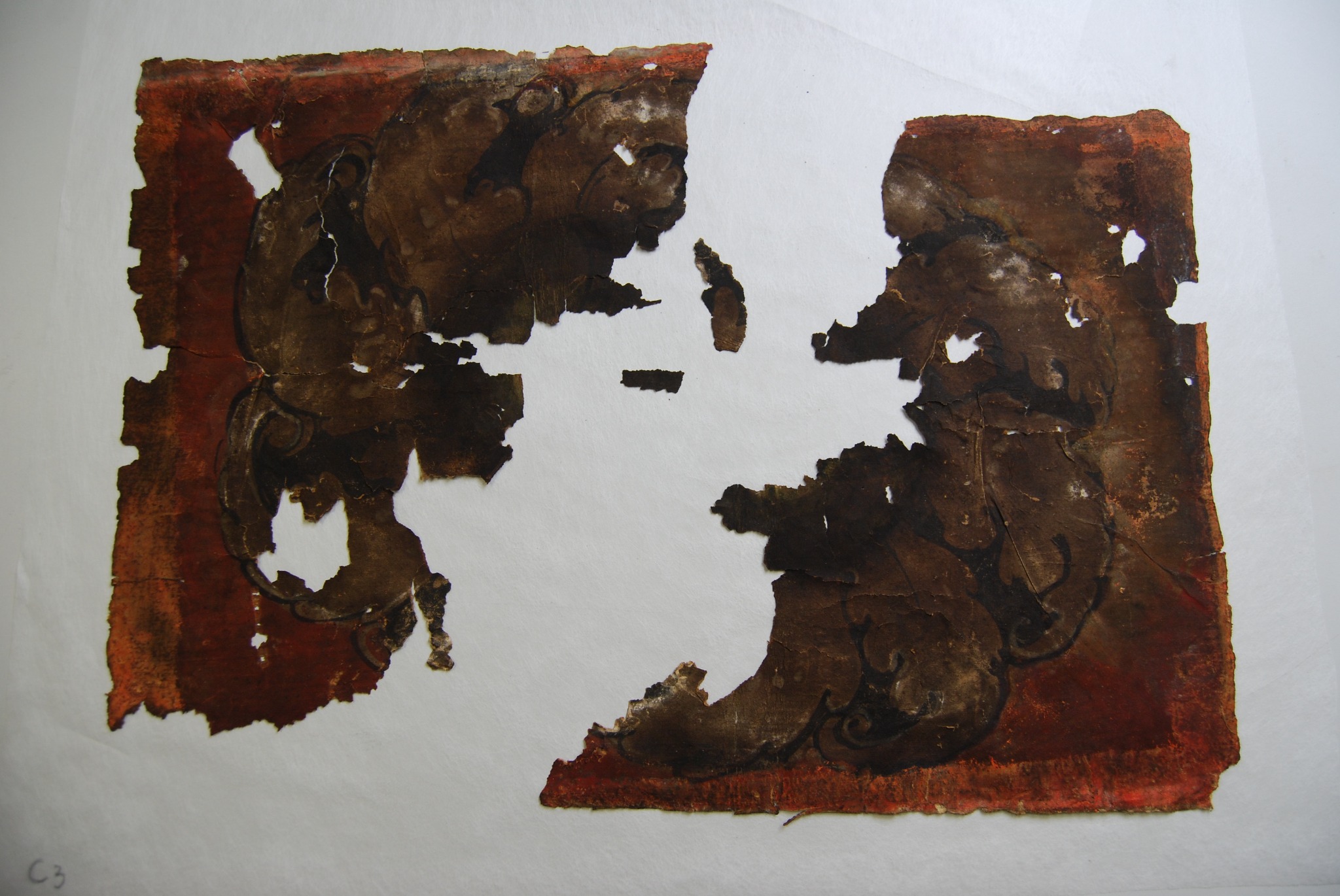 kołtryna ( papier) ze wzorem wirującej rozety- przed konserwacją