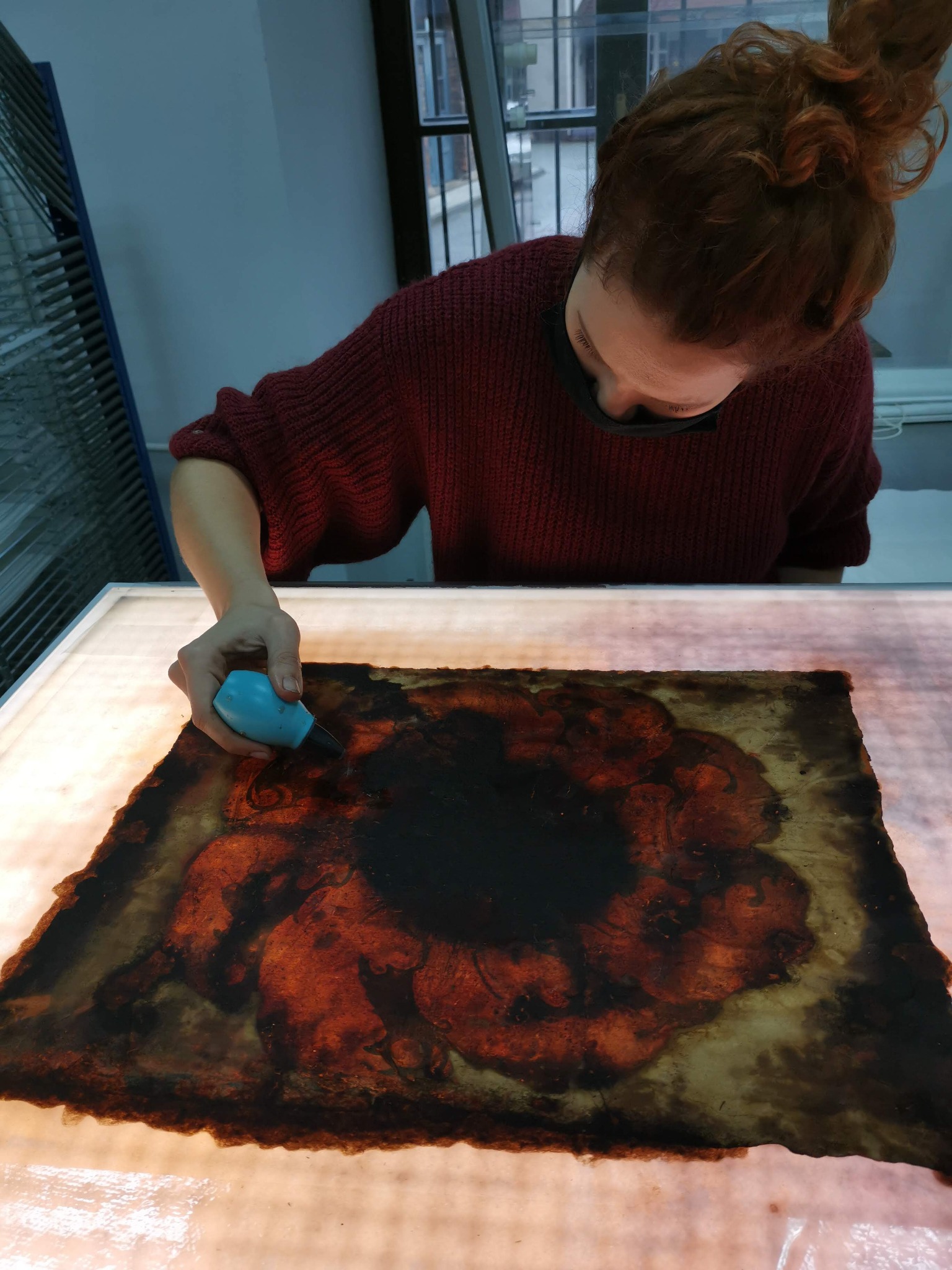 uzupełnianie ubytków papieru przez dolewanie barwionej masy papierowej