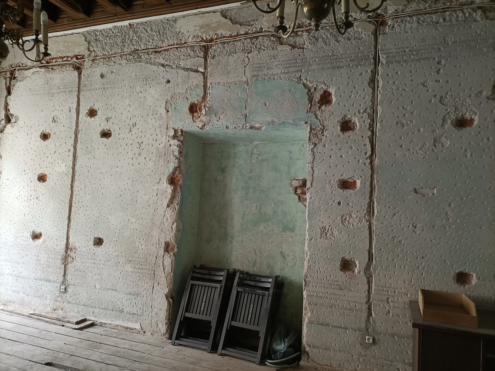 pomieszczenie kamienicy- przed konserwacją