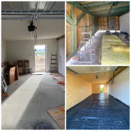 Montaż garażu z dobudowanej wiaty: widok wnętrza w trakcie prac, widoczne ocieplenie ścian wełną mineralną, drewniana konstrukcja szkieletowa, przygotowane zbrojenie pod wylewkę betonową...