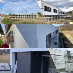 Siedmiosegmentowy budynek mieszkalny w trakcie ocieplania, z fragmentami elewacji pokrytymi tynkiem strukturalnym i płytkami klinkierowymi w kolorze antracytowym, widoczne rusztowania i narzędzia...