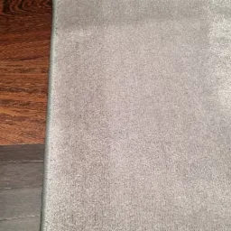 Wykładzina na podłodze drewnianej z obszyciem.