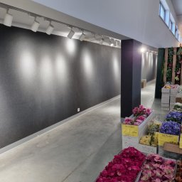 Wykładzina na ścianie w hurtowni kwiatów.