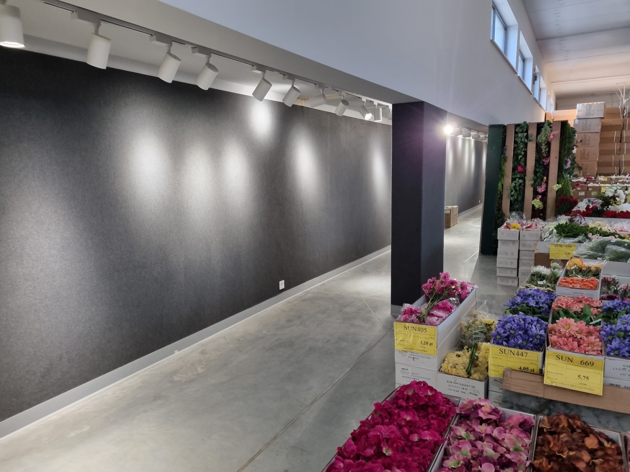 Wykładzina na ścianie w hurtowni kwiatów.