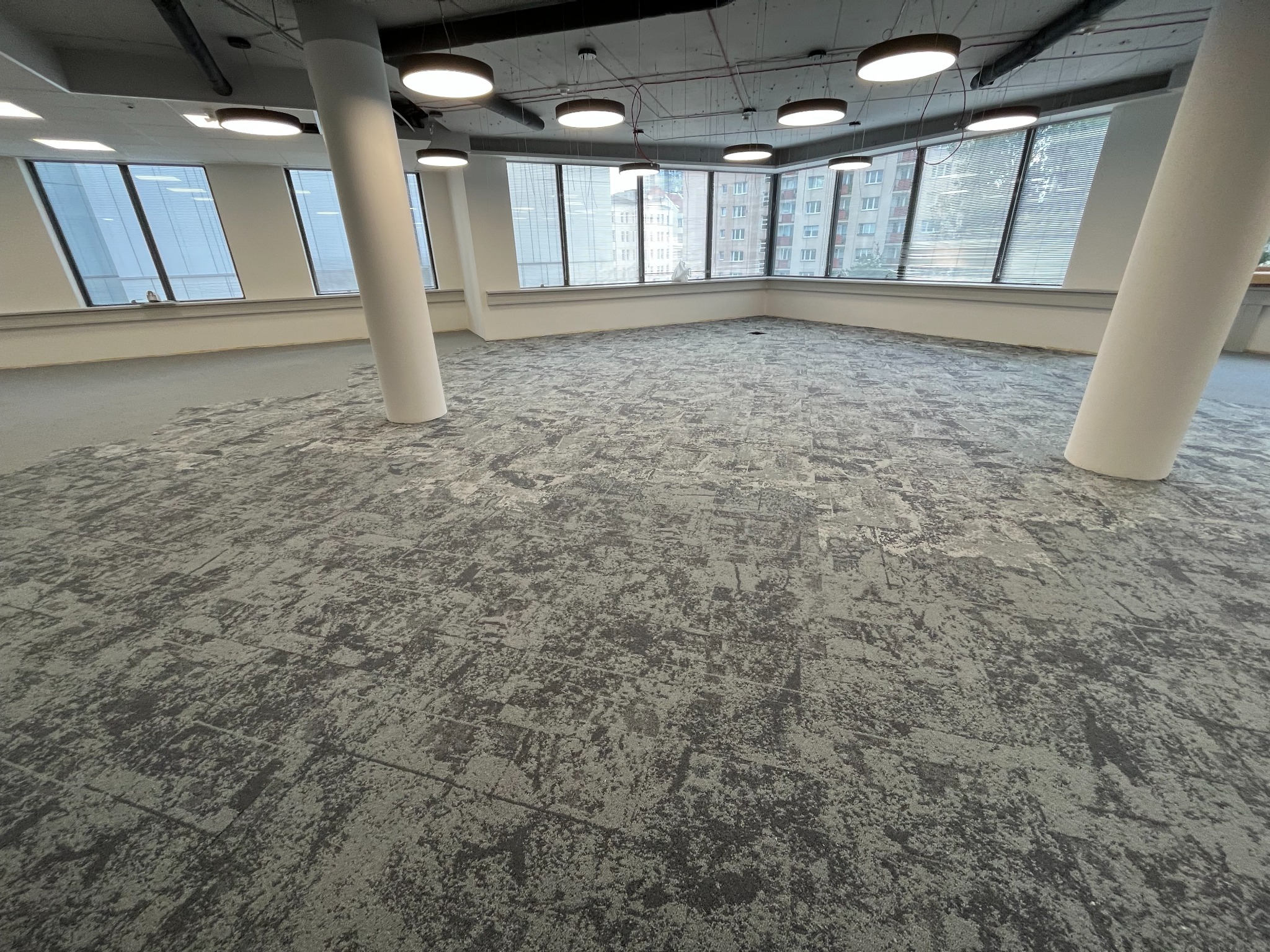 Biuro w płytce dywanowej.