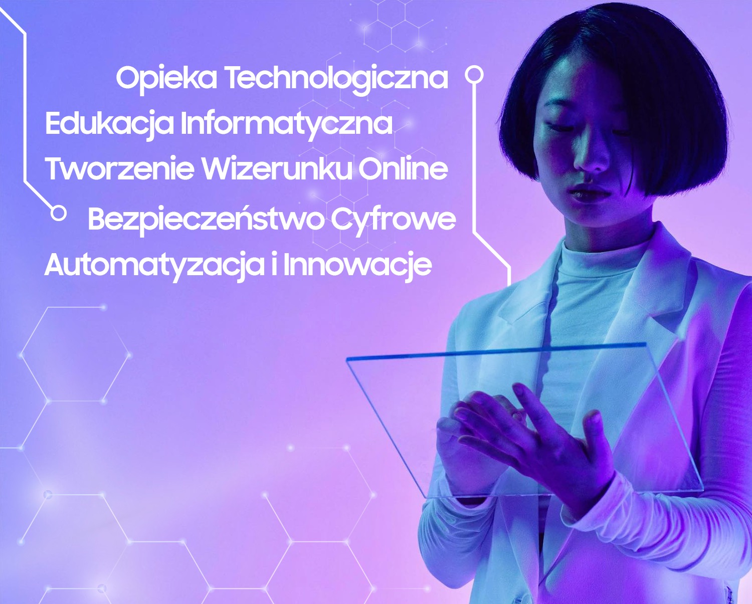 Kobieta w jasnym ubraniu trzyma przezroczysty ekran dotykowy na fioletowym tle z napisem 'Opieka Technologiczna, Edukacja Informatyczna, Tworzenie Wizerunku Online, Bezpieczeństwo Cyfrowe...