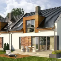 Wizualizacja szeregowego domu jednorodzinnego z ciemną dach&oacute;wką, oknami dachowymi i elementami elewacji wykończonymi cegłą, otoczonego zielonym trawnikiem i drzewami.