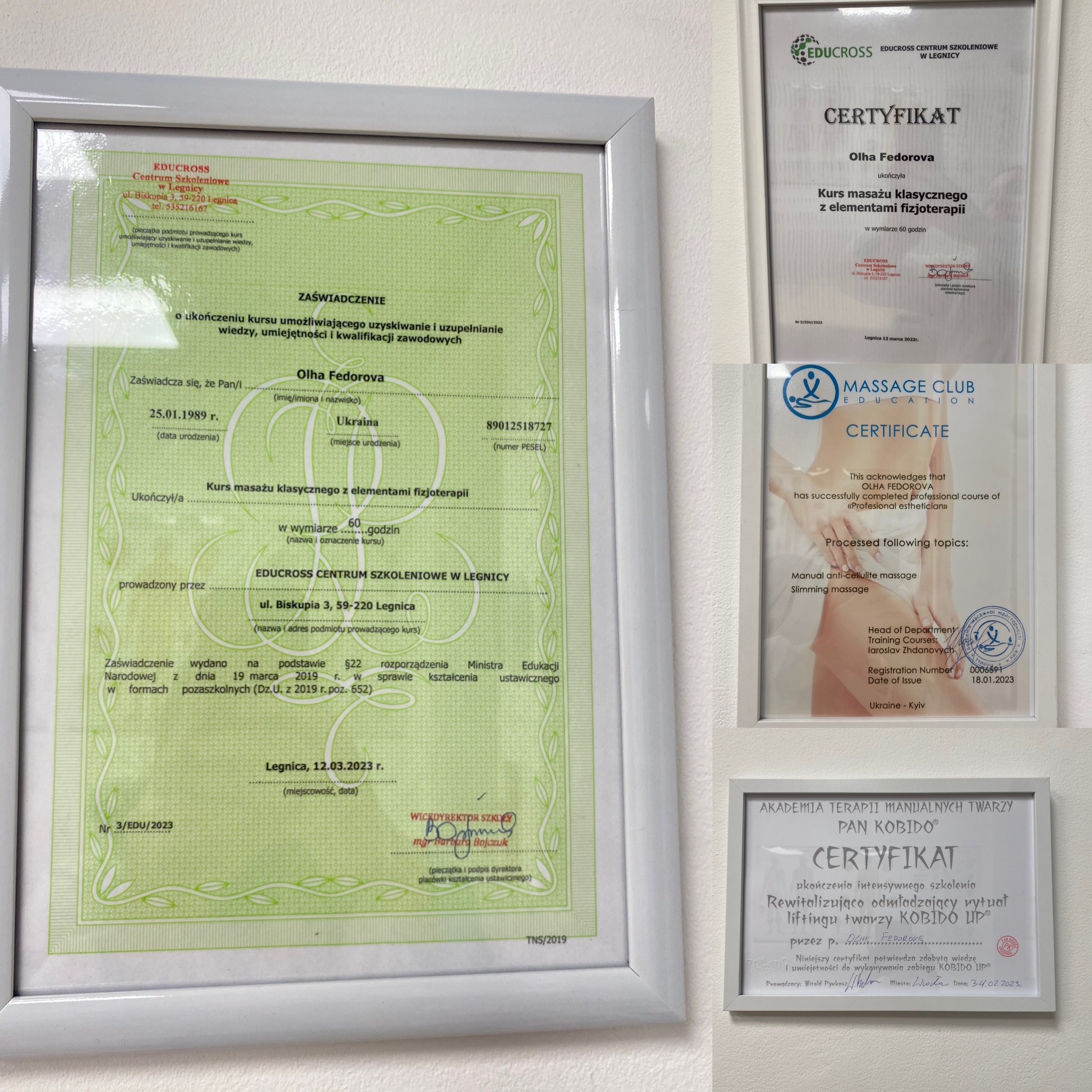 Ściana z powieszonymi w ramkach certyfikatami ukończenia kursów i szkoleń, w tym masażu klasycznego, antycellulitowego i liftingu twarzy KOBIDO UP.