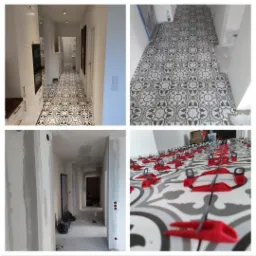 Mozaikowa podłoga w korytarzu, widok przed i w trakcie układania płytek, z użyciem czerwonych klipsów poziomujących.