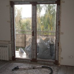 drzwi balkonowe zamontowane na miejscu okna